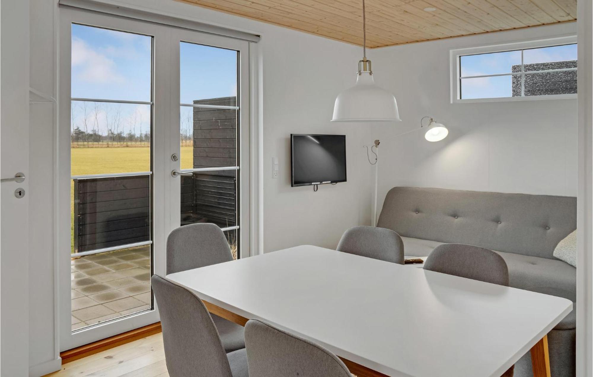 2 Bedroom Gorgeous Apartment In Vaeggerlose Bøtø By Esterno foto